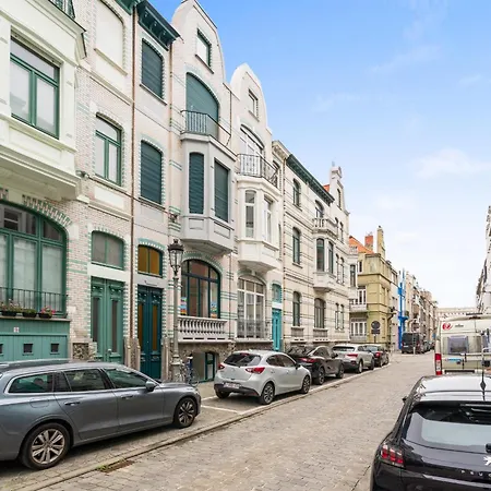 Holiday home Karaktervolle En Ruime Woning Aan Zee Voor 10p